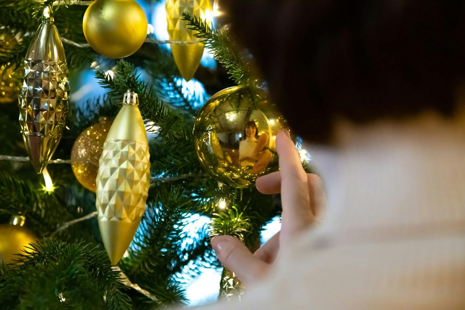 Rear,View,Of,Caucasian,Brunette,Woman,Standing,By,Christmas,Tree